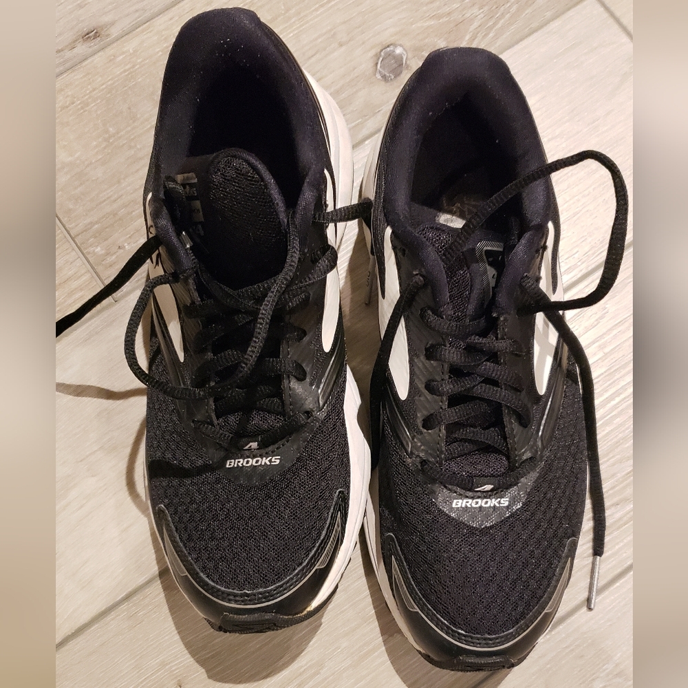 BROOKs womens size MEDIUM 8 black running shoes